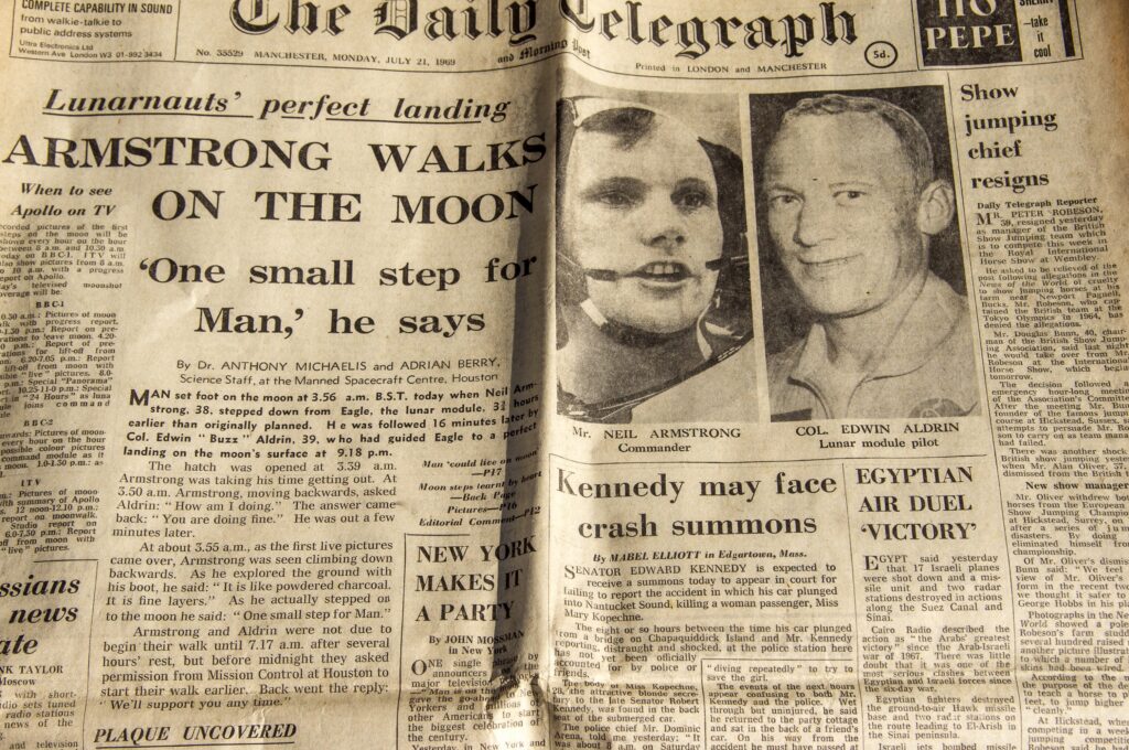 newspaper 433589 9 » अपोलो 11 की चंद्रमा पर उतरने का रहस्य || Neil Armstrong