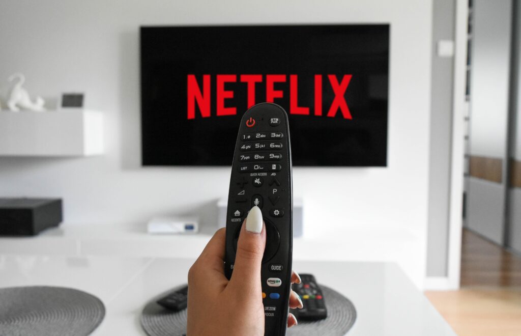 tv 5571609 3 » डिजिटल मीडिया ने बॉलीवुड को कैसे नष्ट किया? || Business Model of Netflix/OTT